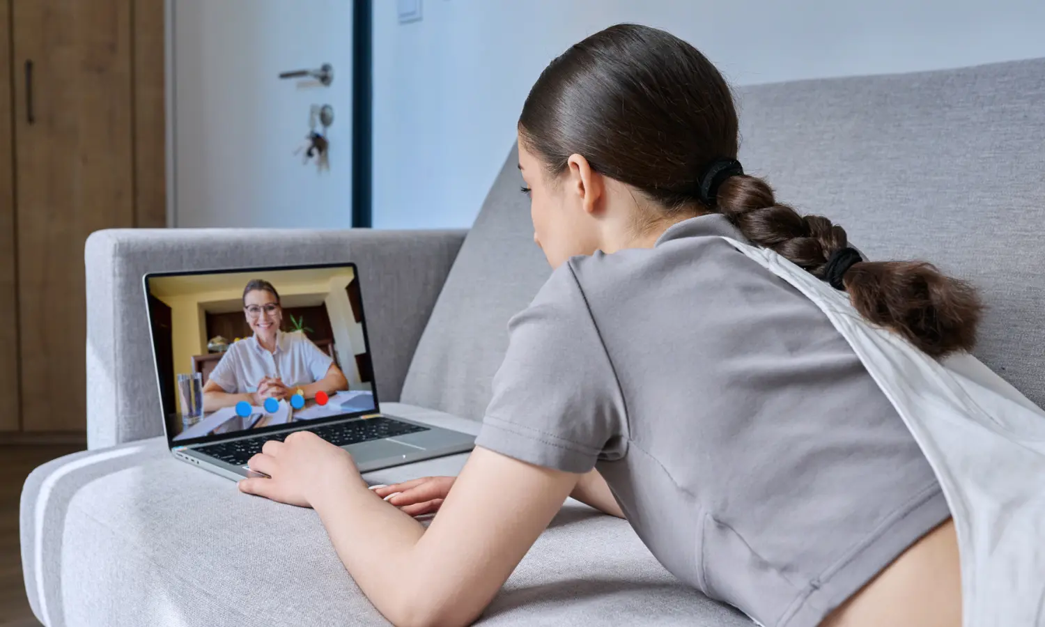 Pessoa em atendimento de psicoterapia online por vídeo
